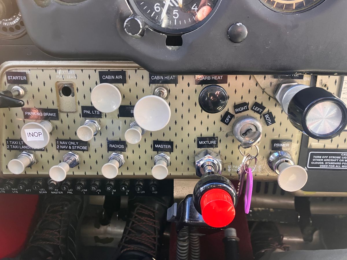 Engine controls, switches, and keys on N3472C